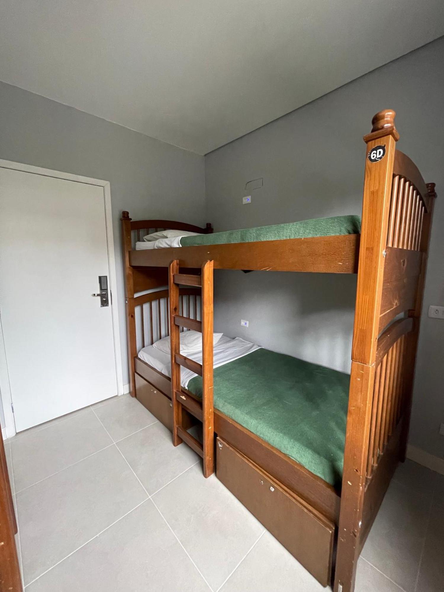 Cama num Dormitório Misto com 4 Camas