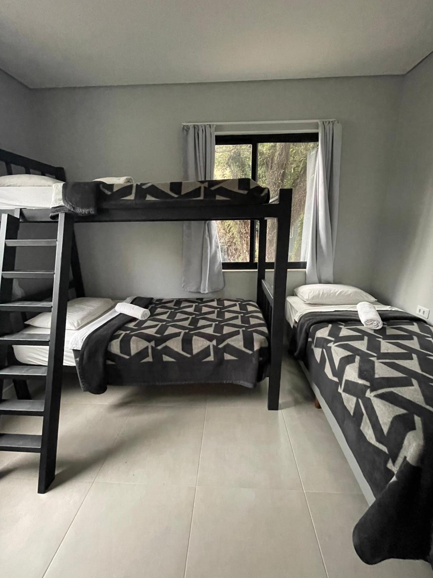 Quarto Triplo Básico com Casa de Banho Partilhada